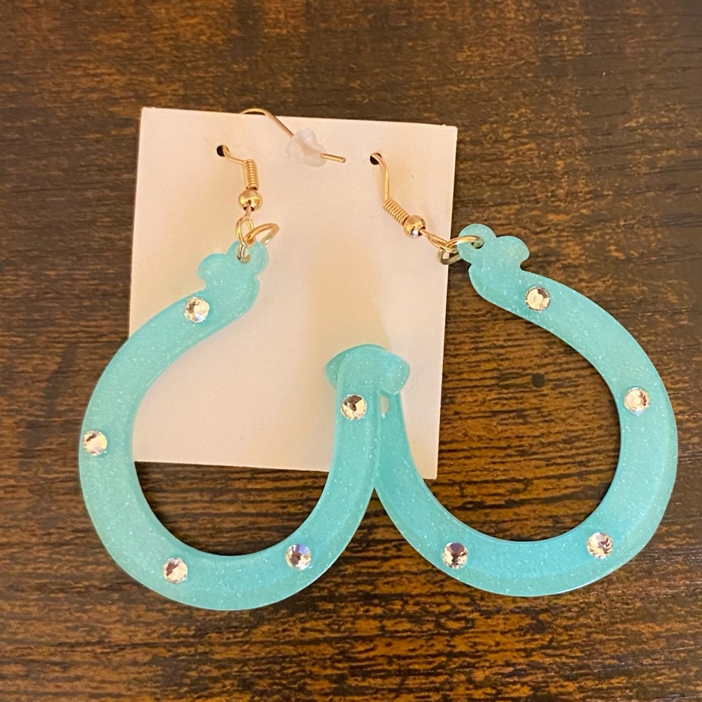 Adorable horseshoe earrings
